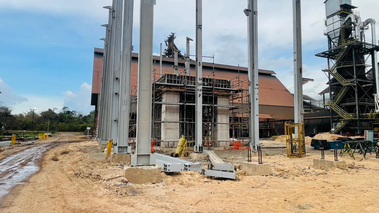 Montagem de estrutura metálica em obra industrial