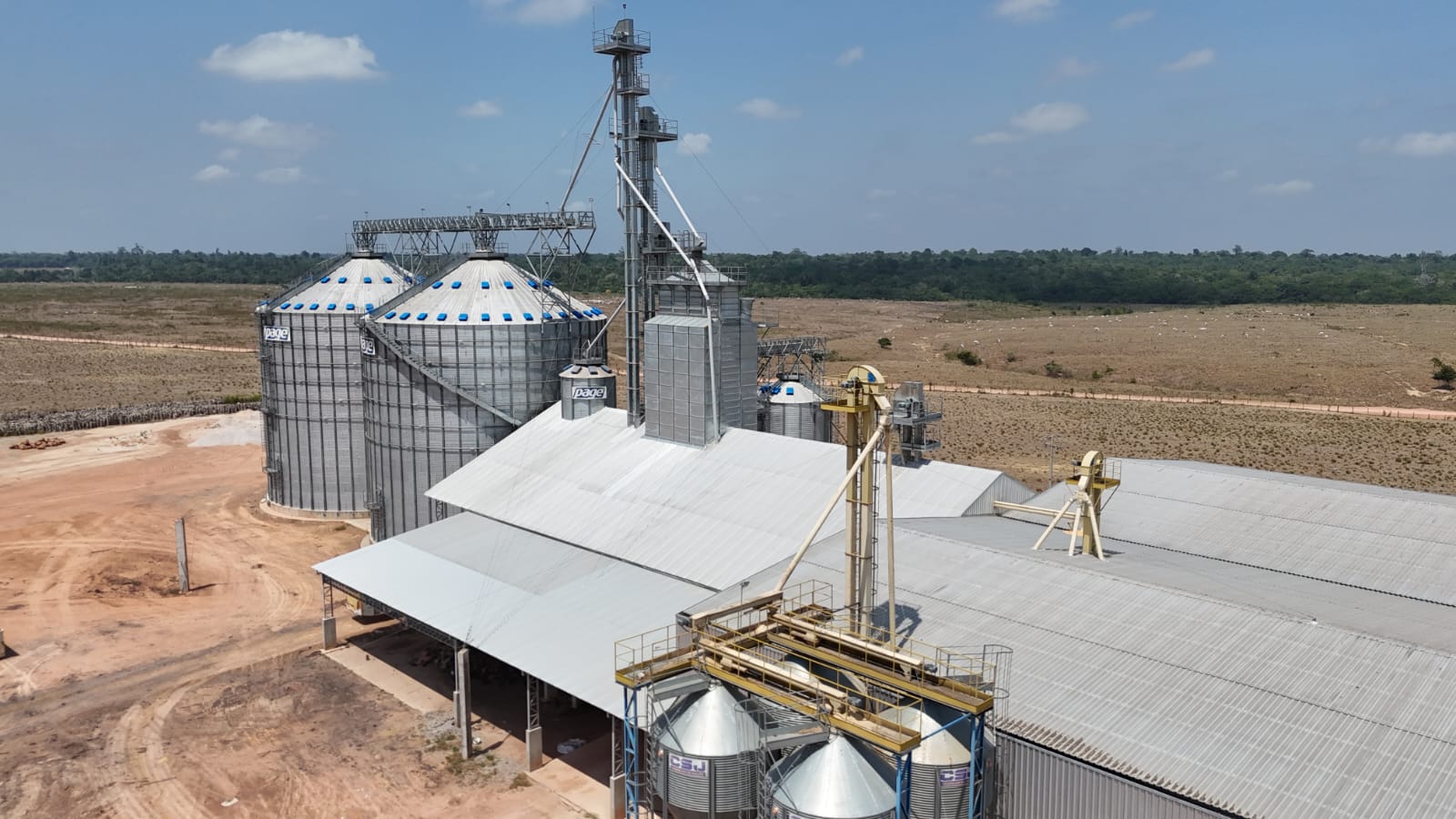 Silos graneleiros e armazém concluídos