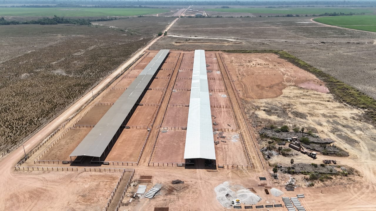 Galpões de confinamento em vista aérea